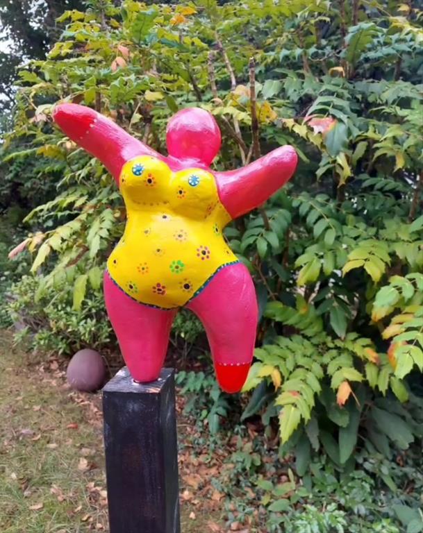 Nana-Figur in pink und gelb